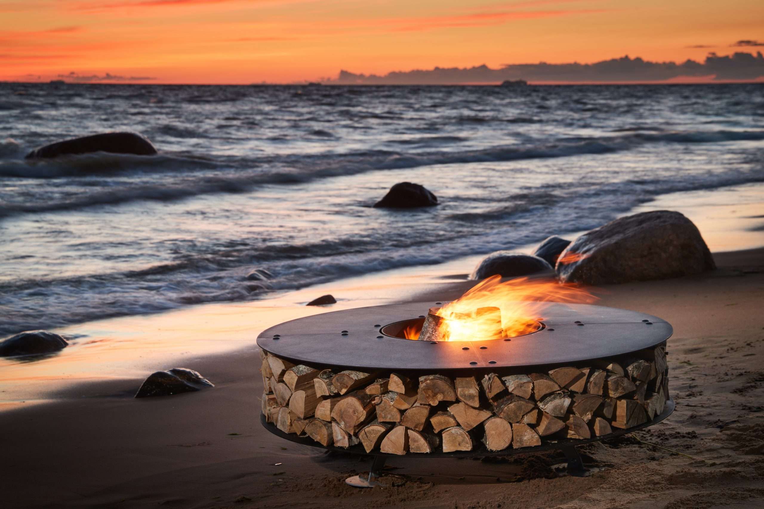fire-pit-party-beach-scaled