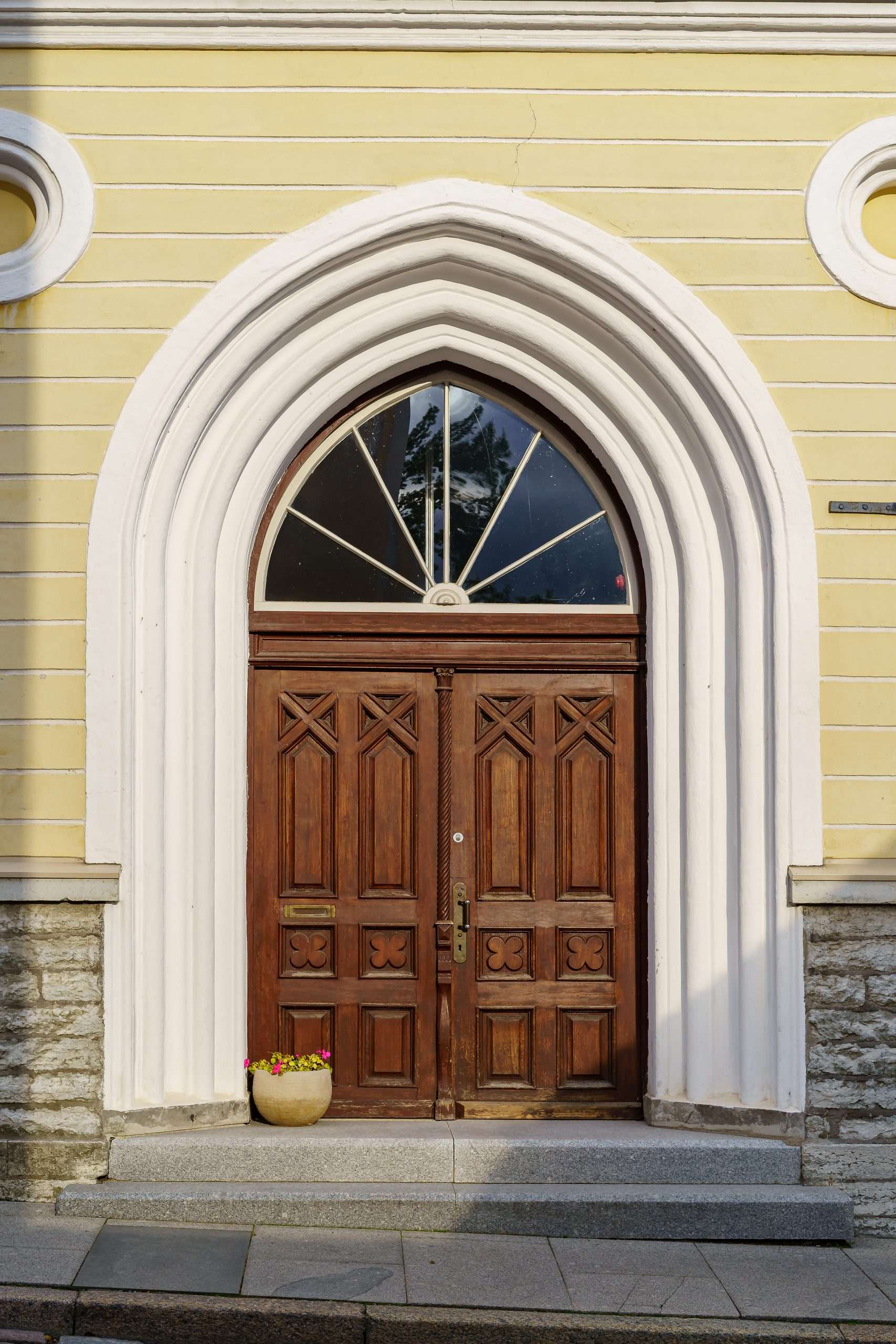 wooden-door-white-stone-arch